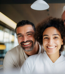 Sticker - Empleados felices se reúnen para mostrar la belleza de la diversidad, los diferentes orígenes y culturas en el lugar de trabajo.