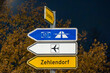 Wegweiser in der Berliner Innenstadt: Richtung Charlottenburg, Autobahn A100, Flughafen und Zehlendorf