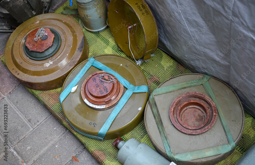 MON-100 is a is a circular sheet metal bodied Soviet anti-personnel ...