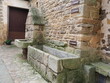 fuente vieja con abrevadero de la villa medieval de conesa, una piedra lateral tiene gravada la fecha de la primera riada que sufrió el pueblo, en la pared, otras placas con otras dos fechas de riadas