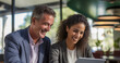 © DIVERSITY - Personas felices y profesionales de negocios, un equipo diverso de diferentes antecedentes. Mujeres y hombres trabajadores que utilizan una tableta digital para encontrar nuevas soluciones laborales.