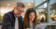 © DIVERSITY - Personas felices y profesionales de negocios, un equipo diverso de diferentes antecedentes. Mujeres y hombres trabajadores que utilizan una tableta digital para encontrar nuevas soluciones laborales.