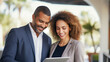 © DIVERSITY - Personas felices y profesionales de negocios, un equipo diverso de diferentes antecedentes. Mujeres y hombres trabajadores que utilizan una tableta digital para encontrar nuevas soluciones laborales.