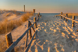 Fototapeta Morze - Wejście na plażę nad morze ocean o zachodzie słońca