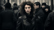 Femme brune maussade avec veste en cuir au milieu d'une foule sombre et triste, un jour d'automne à Paris