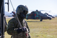 Un Soldado Tripulante De Un Helicóptero De Ataque Tigre Con Uniforme Y Casco.