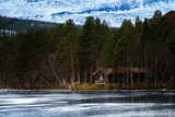 Fototapeta  - Drewniany dom w lesie, nad zamarzniętym jeziorem w Norwegii