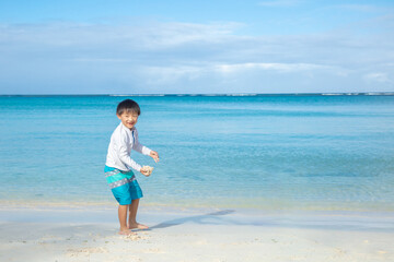 Sticker - 砂浜で遊ぶ子ども　children playing on the sandy beach