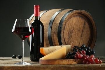 Canvas Print - Winemaking. Composition with tasty wine and barrel on wooden table against gray background