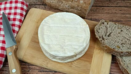 Poster - fromage camembert sur une planche à découper