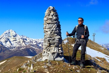 Canvas Print - Un homme devant un grand cairn en randonnée montagne