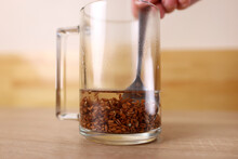 To prepare a therapeutic decoction, flax seeds are shaken in a glass of boiling water.