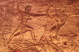 Intérieur du Temple Abou Simbel , Egypte : bas relief de Ramsès II tuant un ennemi