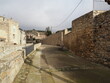 muralla medieval de la pequeña villa agrícola de conesa con los restos de una bonita capilla,  a su izquierda el canal construido para salvar al pueblo de las tremendas riadas, tarragona, cataluña, es