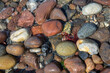 Leuchtend bunte Stein im Meer als Hintergrund oder Textur