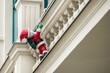 Weihnachtsdekoration , Weihnachtsmann klettert am Balkon hoch
