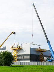 Sandwich panels wall assembly using telescopic boom crane and self propelled scissor lift platform