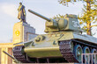 Panzer des Sowjetischen Ehrenmals in Berlin auf der Straße des 17. Juni, im Hintergrund Statue des russischen Soldaten