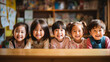 日本の幼稚園児5人が私服で横に並んで笑っている写真、背景本棚がある保育室、図書館