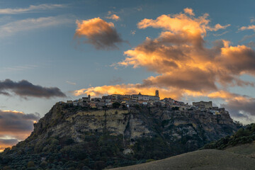 Canvas Print - view of the hilltop village of Santa Severina in Calabria at sunrise