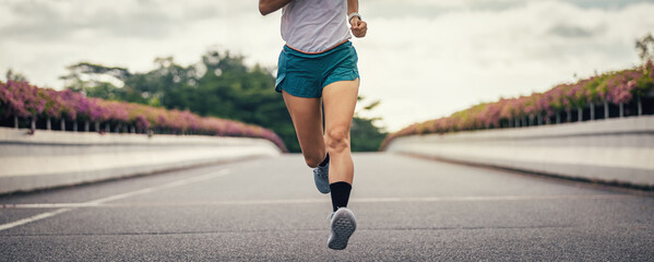 Canvas Print - Woman running on city road