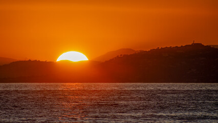 Wall Mural - Superbe coucher de soleil en bord de mer avec de belles couleurs orangées