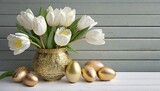 Fototapeta Tulipany - Białe tulipany w złotym wazonie i złote pisanki na białych deskach. Wielkanocne tło z miejscem na tekst