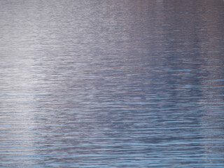 Wasseroberfläche mit Refleionen von Eisbergen mit interessanten Mustern in einem Fjord in Grönland