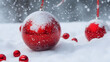 Image de Noël, avec des boules de sapin rouge très brillantes aux reflets, dans la neige, des petits flocons de neige tombant