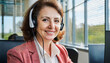 Frau mit Kopfhörern sitzt im Callcenter