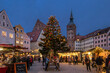 Weihnachtsmarkt am Abend am Hauptplatz in Landsberg am Lech, Bayern, Deutschland