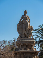 Statue am Eingang des Zitadellenparks in Barcelona vor blauem Himmel