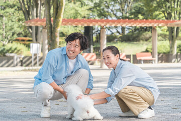 Poster - 犬の散歩をする夫婦・愛犬家・飼い主・ペットシッター・家族
