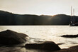Steine am See bei Sonnenuntergang