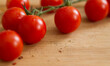 Tomaten auf rustikaler Holzplatte mit Gewürzen