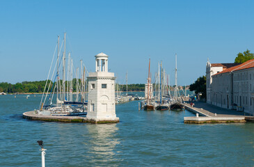 Canvas Print - White beacon at end of pier on Grand canal near  Church of Saint Gregorio