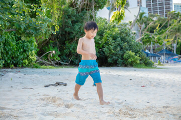 Poster - 砂浜を歩く男の子　boy walking on the sandy beach