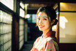 着物を着た笑顔のかわいい日本人女性,神社,浴衣, 神社, 京都, お正月, 元旦, 行楽地, 若い女性, 屋内,笑顔,