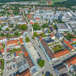 Luftaufnahme der Stadt Traunreut im Chiemgau, Blick auf das Stadtzentrum am Rathausplatz