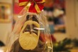 Schokoladennikolaus in transparenter Folie mit rot-goldener Schleife verpackt 