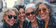 mujeres por encima de sus 50 años muy felices 