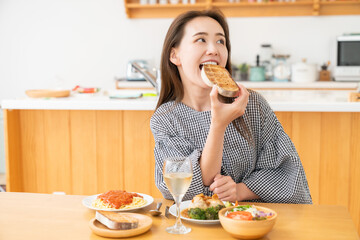 Wall Mural - 食事をする女性