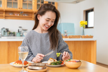 Wall Mural - 食事をする女性