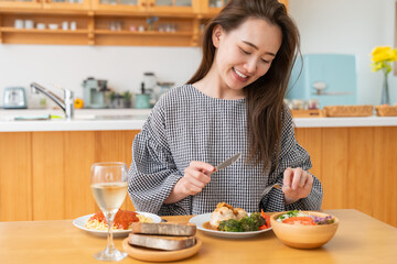 Wall Mural - 食事をする女性