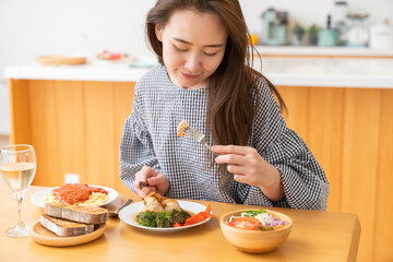 Wall Mural - 食事をする女性