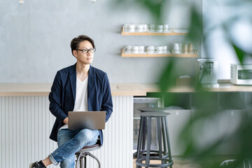 Canvas Print - カフェでパソコンを使う男性