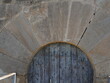 arco de grandes dovelas de la hermita románica del pequeño pueblo del poal. lérida, cataluña, españa, europa