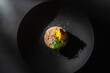 © Hofschulz & Schoppa - Vegane Foie Gras auf schwarzem Teller mit minimalem Licht