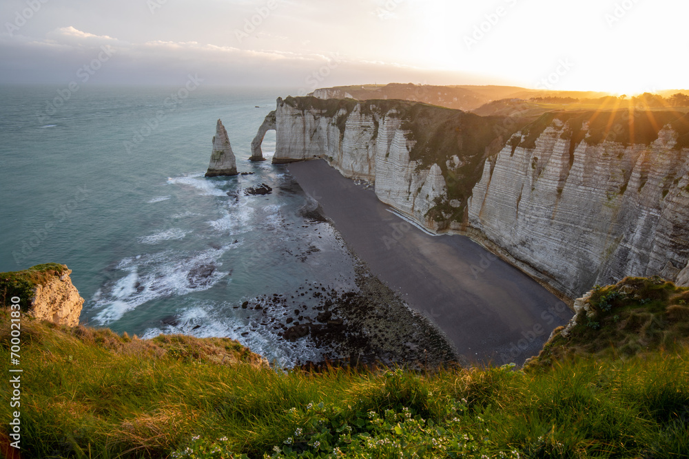 Foto stock di Picturesque panoramic landscape on the cliffs of Etretat ...