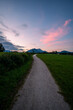 Der Weg ist das Ziel - Bergpanorama in Bayern bei Sonnenuntergang